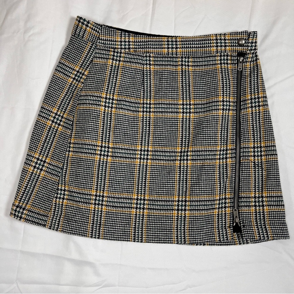 Abercrombie & Fitch Plaid Mini Skirt in Black and Cream Size Medium